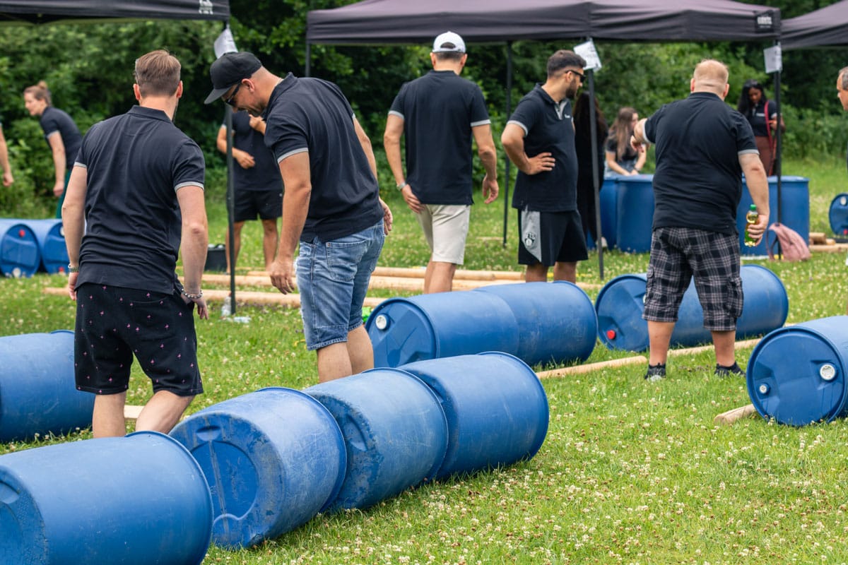 Floßbau Teamevent: Abenteuer & Teamwork auf dem Wasser