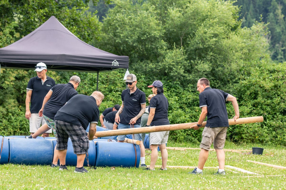 Floßbau Teamevent: Abenteuer & Teamwork auf dem Wasser