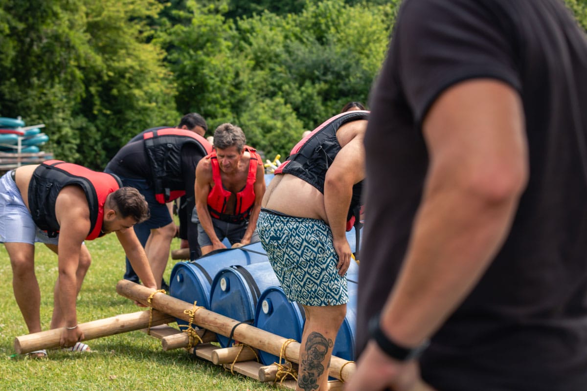 Floßbau Teamevent: Abenteuer & Teamwork auf dem Wasser